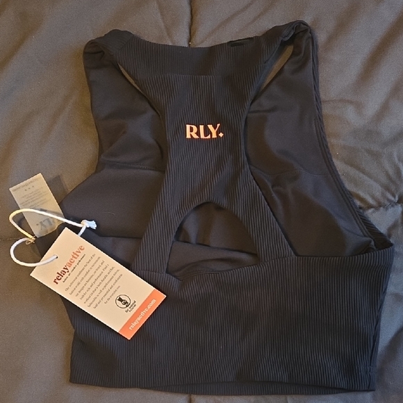 Running Crop Top Phone Pocket - Picture 2 of 3